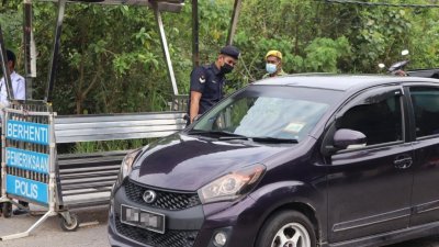 司机或乘客未完全接种　警方在霹丹边境勒令6车折返