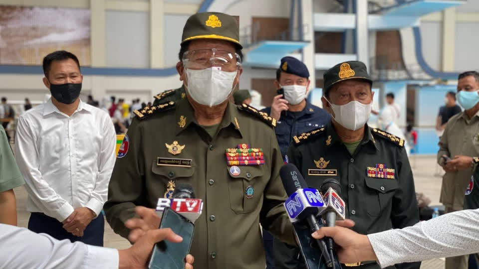 国防部长：柬埔寨军医从未拒绝适合接种疫苗者
