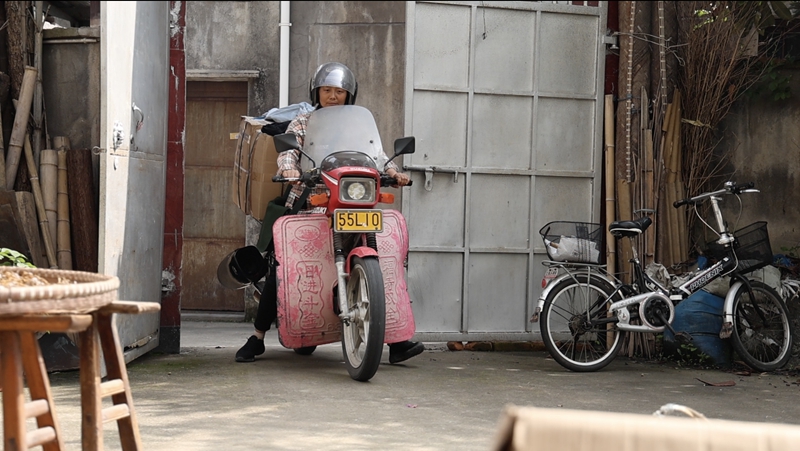 这个月，陈慧骑了13年的铃木摩托车报废了    摄影记者/张健 吴军