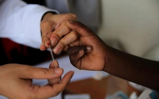 2018年12月8日，在马拉维南部布兰太尔市卡迪迪村卫生院，第六批中国援马拉维医疗队医生在义诊活动中为当地居民检测疟疾。新华社